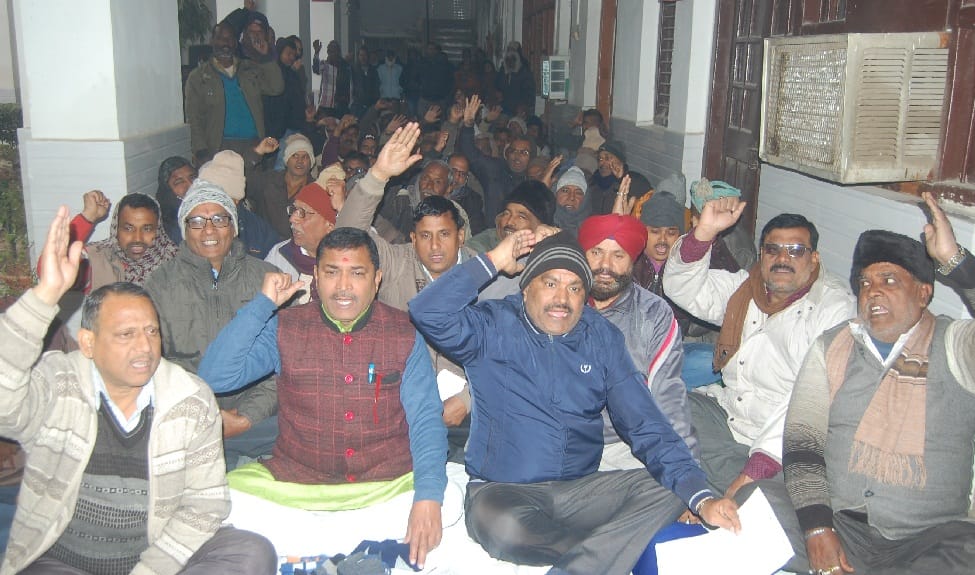 काम ठप कर नगर निगम कर्मचारियों ने दिया धरना