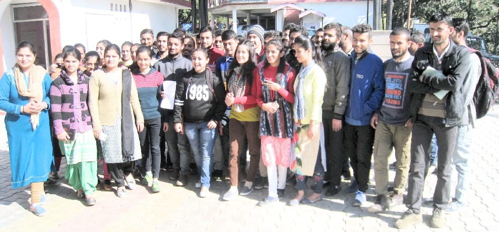 पुस्तकें नहीं मिलने पर उग्र हुए पाठक