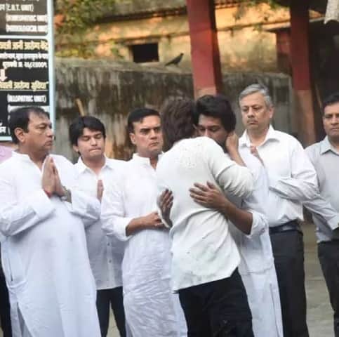 Shahrukh and Abhishek Bachchan attends funeral of Nikhil Dwivedis father