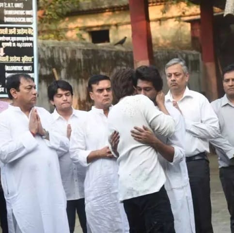 Shahrukh and Abhishek Bachchan attends funeral of Nikhil Dwivedis father