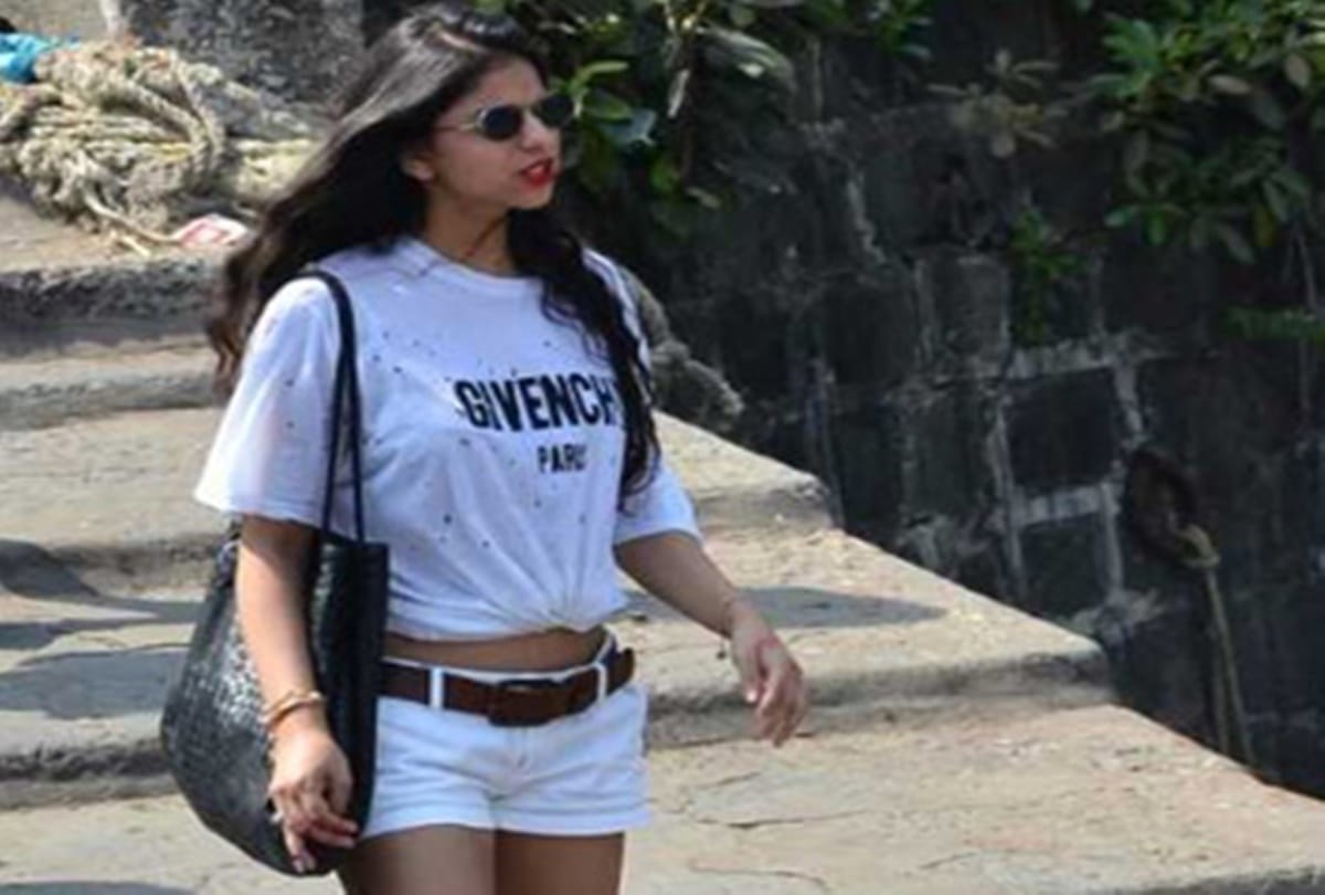 Shah Rukh daughter suhana khan looking gorgeous in Monisha Jaising lehenga 