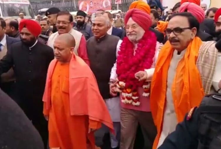 when yogi moved by foot in hazratganj
