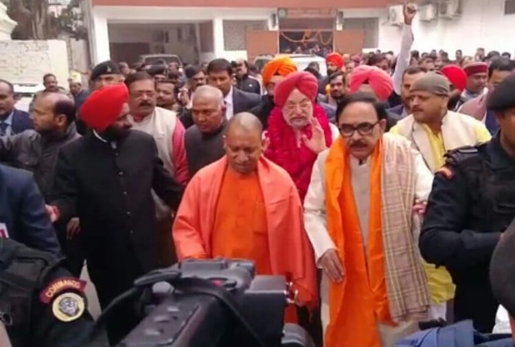 when yogi moved by foot in hazratganj