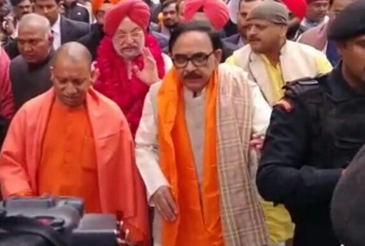 when yogi moved by foot in hazratganj