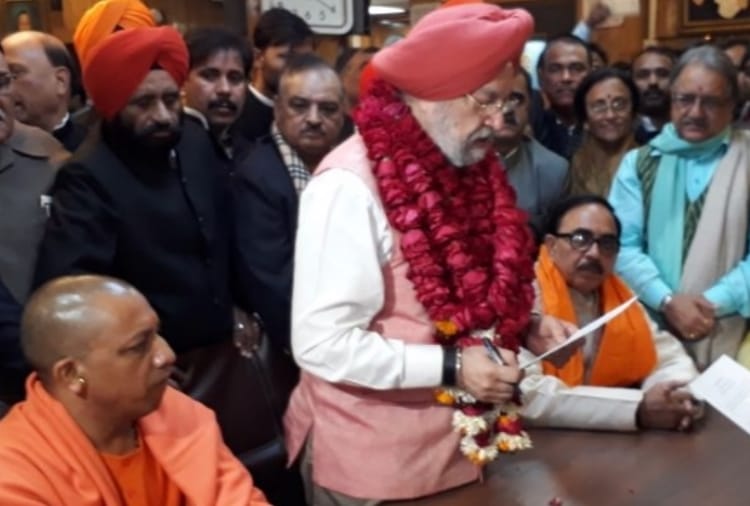 when yogi moved by foot in hazratganj