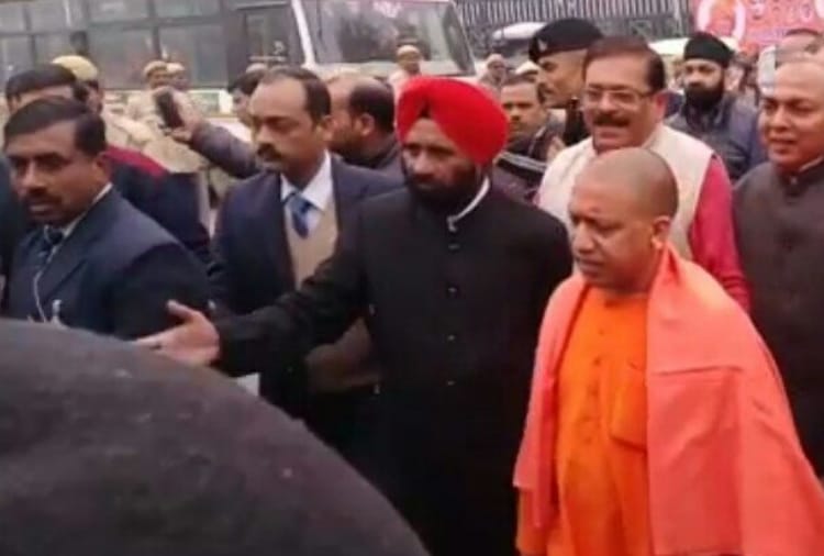 when yogi moved by foot in hazratganj