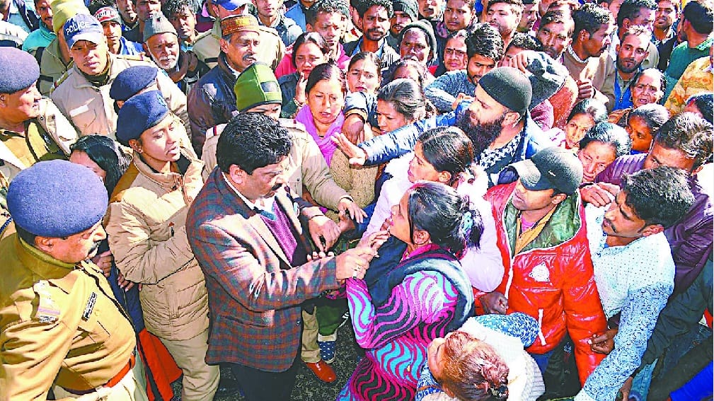 नैनीताल में फड़ खोखे हटाने को लेकर दिनभर हंगामा