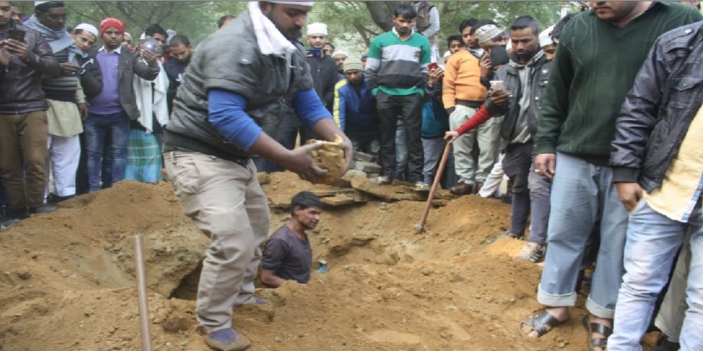The body of the young man taken out 90 days after the grave, body injury marks