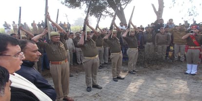 The body of the fallen martyr in the tricolor, villagers gave their last farewell to the humble eyes