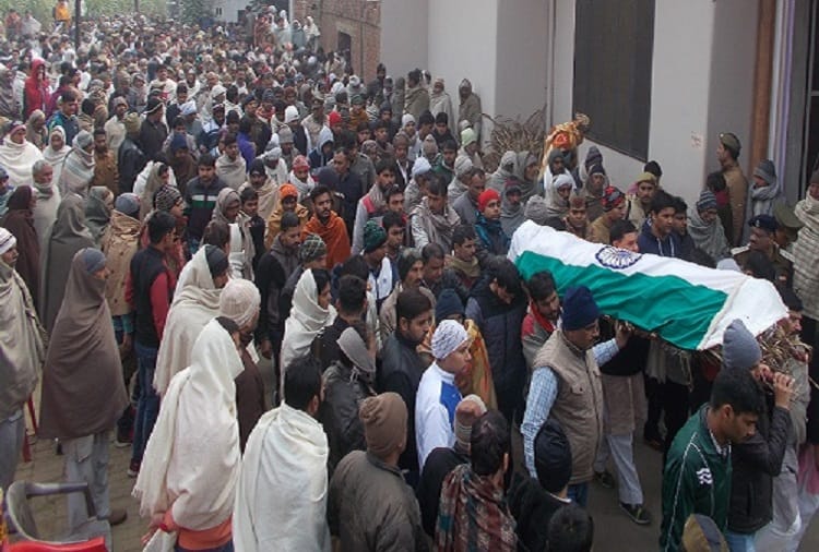 The body of the martyr was wrapped in a tricolor, scream, tears out of every eye, photos
