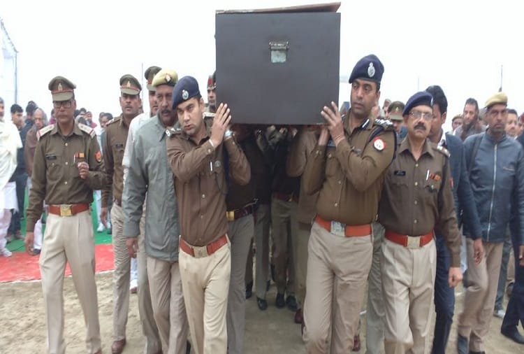 The body of the martyr was wrapped in a tricolor, scream, tears out of every eye, photos