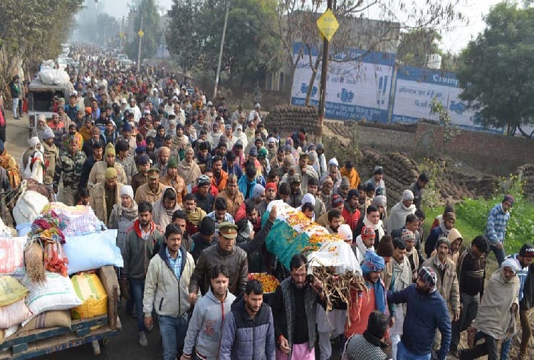 The body of the martyr was wrapped in a tricolor, scream, tears out of every eye, photos