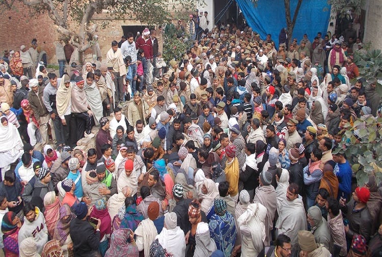 The body of the martyr was wrapped in a tricolor, scream, tears out of every eye, photos