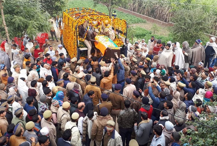 The body of the martyr was wrapped in a tricolor, scream, tears out of every eye, photos