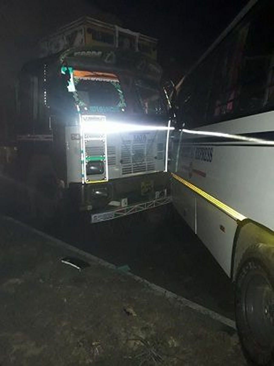 बेकाबू बस ट्रक से टकराई, 18 घायल