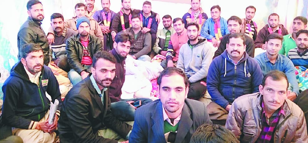 आमरण अनशन पर बैठे युवाओं का जांचा स्वास्थ्य