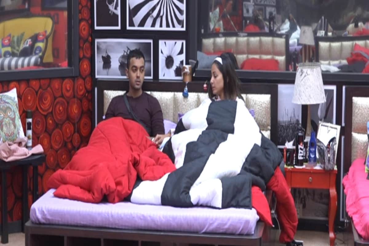Love Tyagi game planed with hina on her bed in bigg boss house