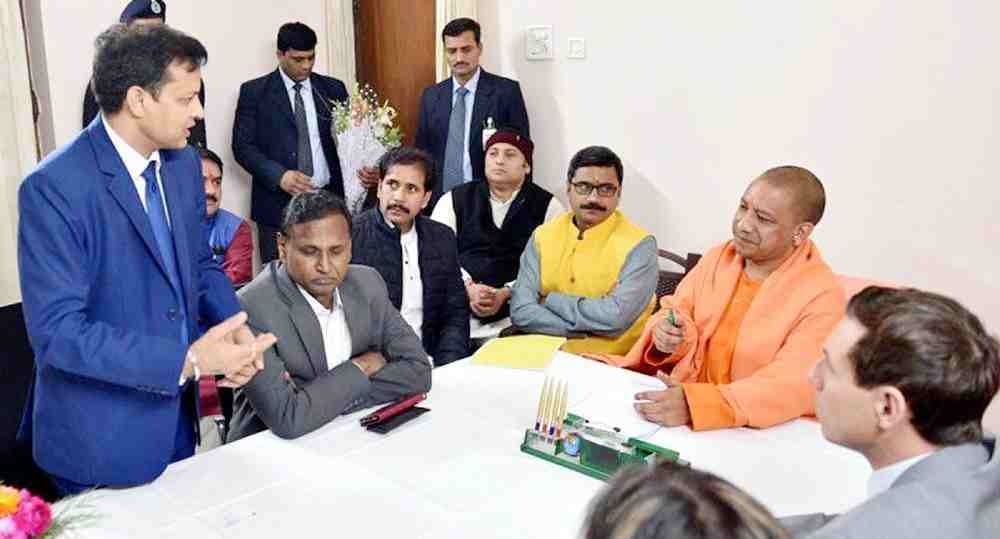 CM yogi adityanath meet canada delegation in varanasi