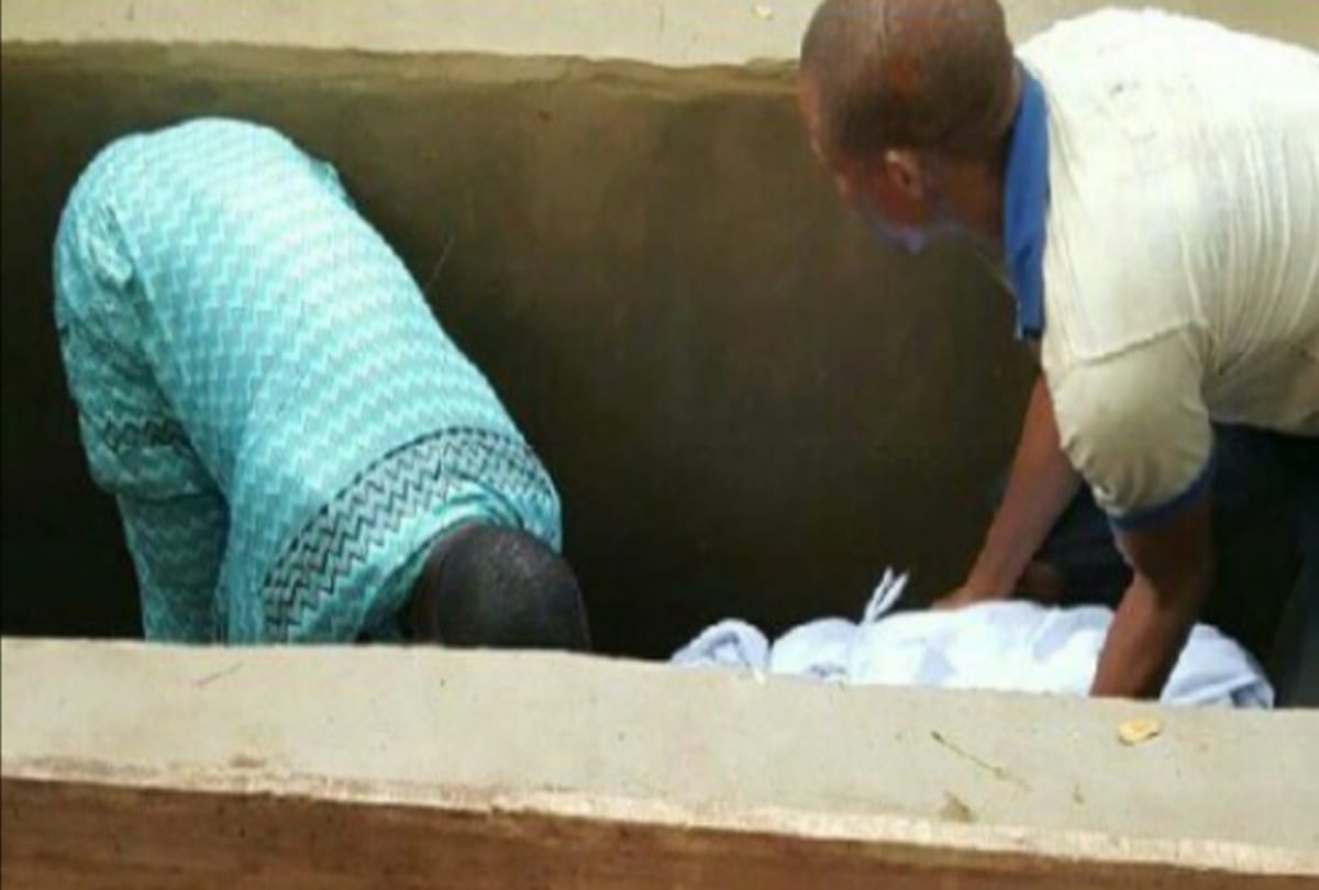 Man caught having sex with a prostitute at his wife’s funeral