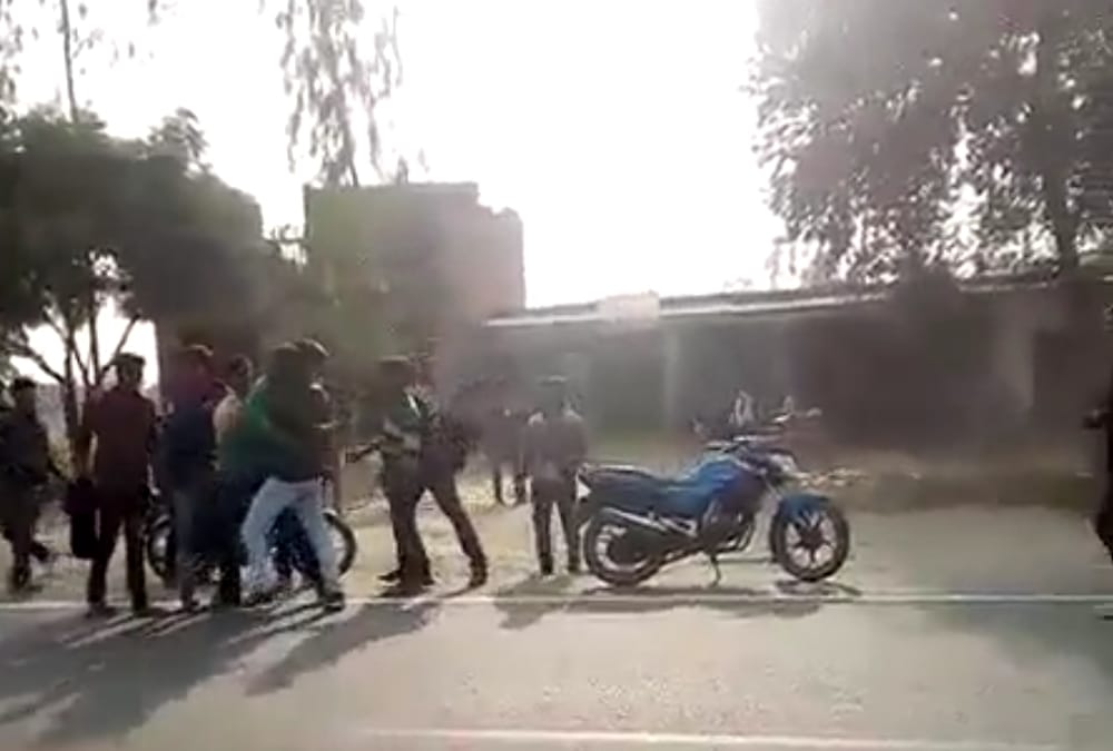 son of a sub inspector got beaten in raebareli.