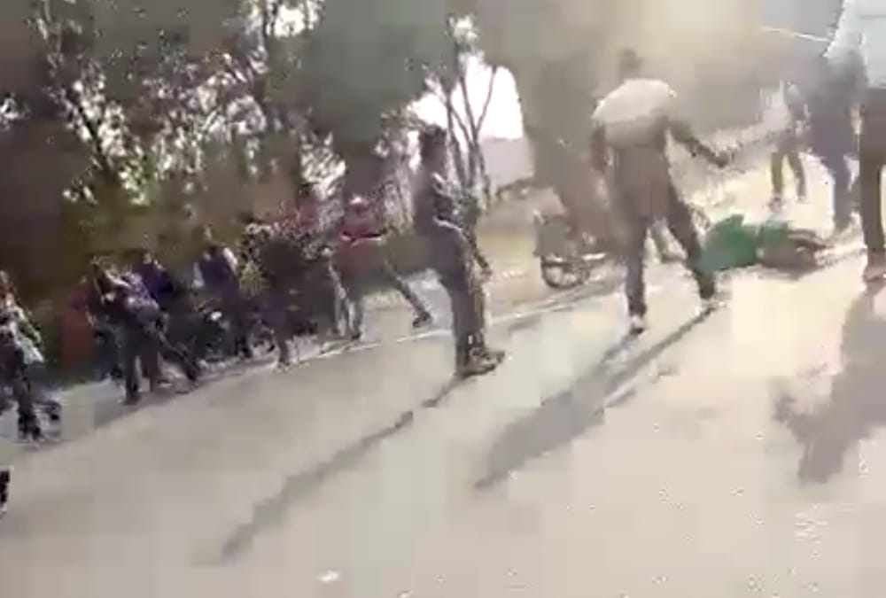 son of a sub inspector got beaten in raebareli.