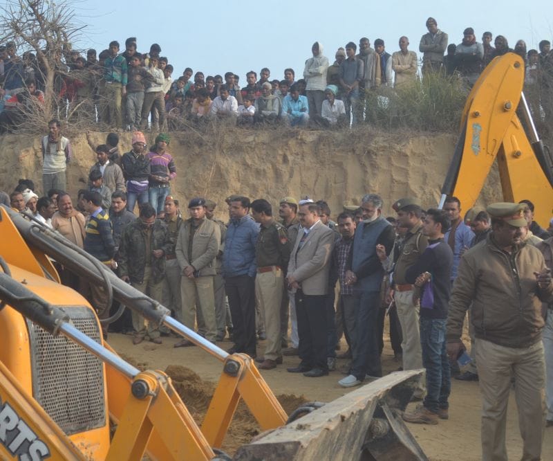 मिट्टी की ढाय में दबकर दो बालिकाओं की मौत