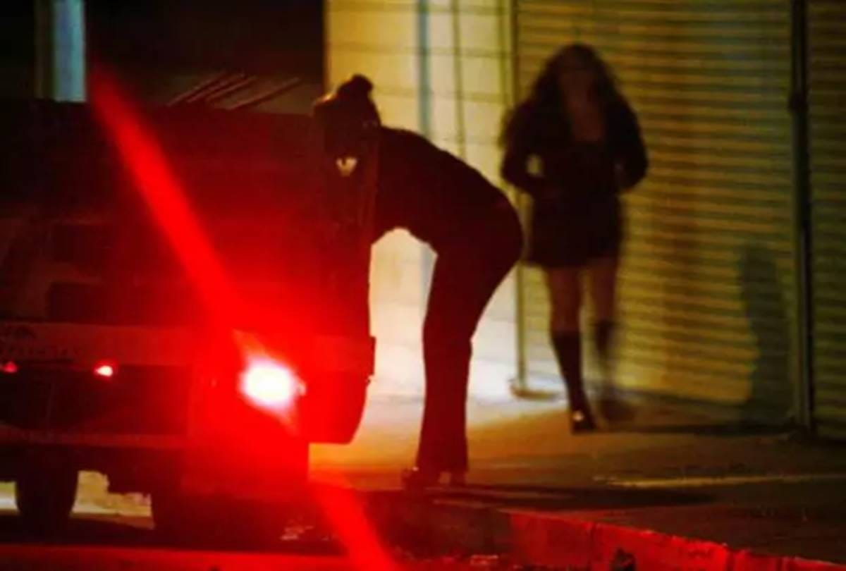 A prostitute back to work in thirty minutes after delivery