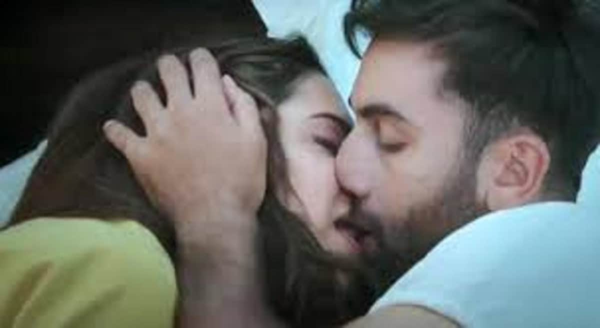 Bollywood Actress Deepika Padukone and her famous kisses 