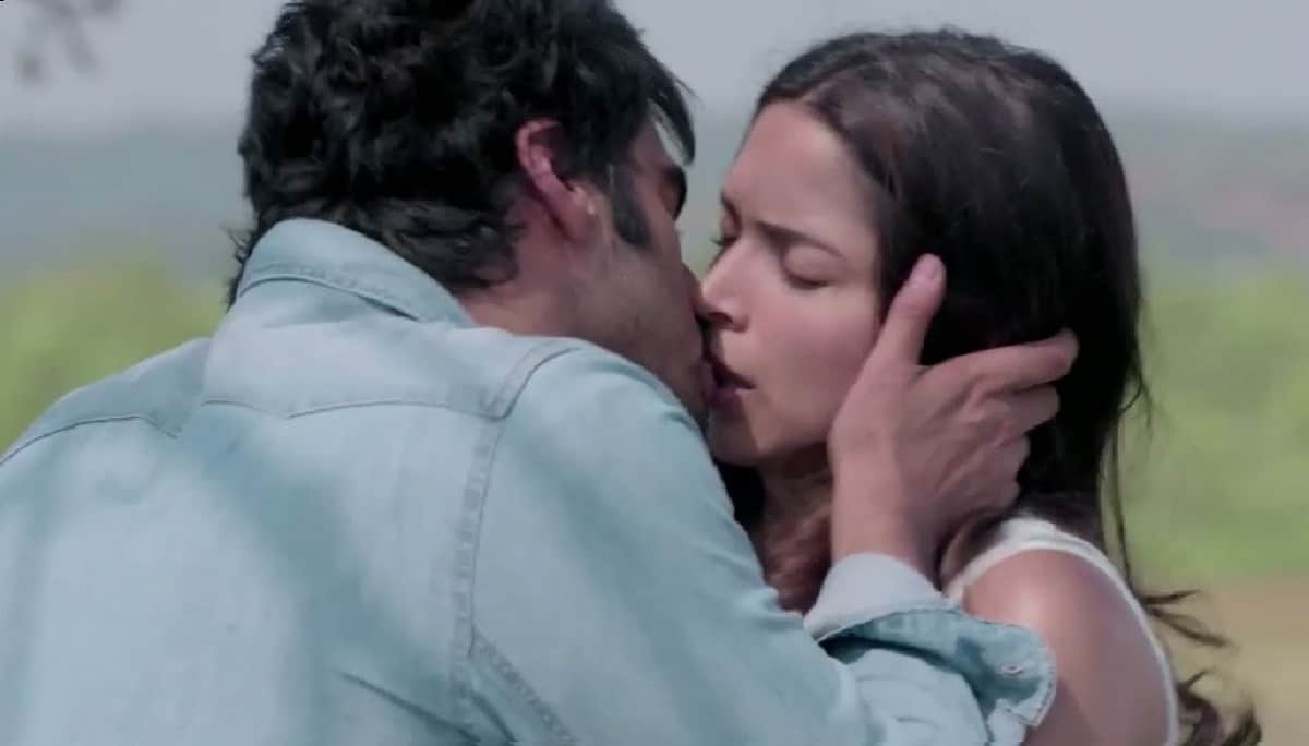 Bollywood Actress Deepika Padukone and her famous kisses 