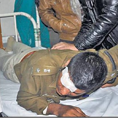 rajasthan barmer dm and sp injured in accident