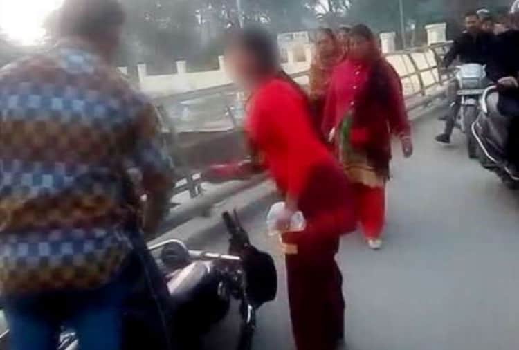molestation, girl beaten up molestator on road in yamunanagar