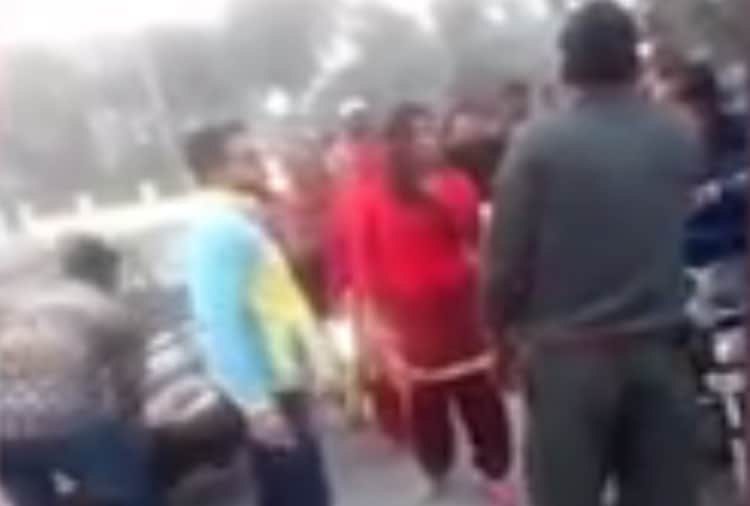 molestation, girl beaten up molestator on road in yamunanagar
