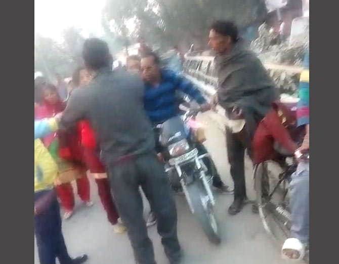 molestation, girl beaten up molestator on road in yamunanagar