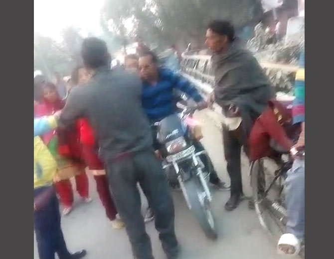 molestation, girl beaten up molestator on road in yamunanagar