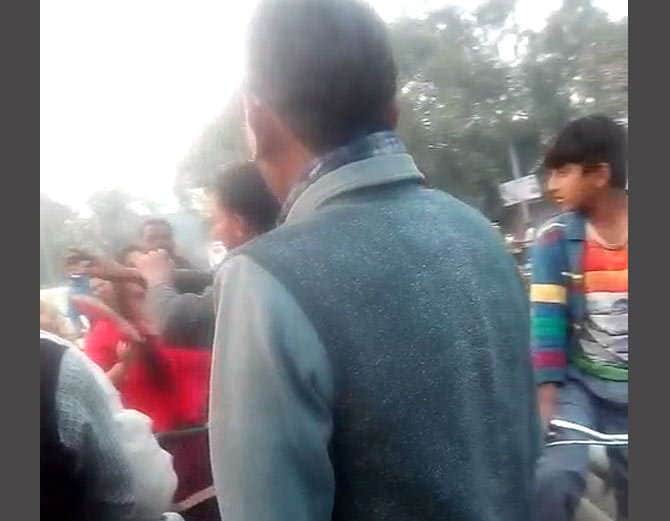 molestation, girl beaten up molestator on road in yamunanagar
