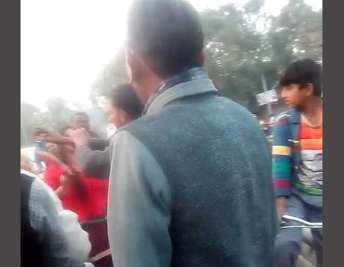 molestation, girl beaten up molestator on road in yamunanagar