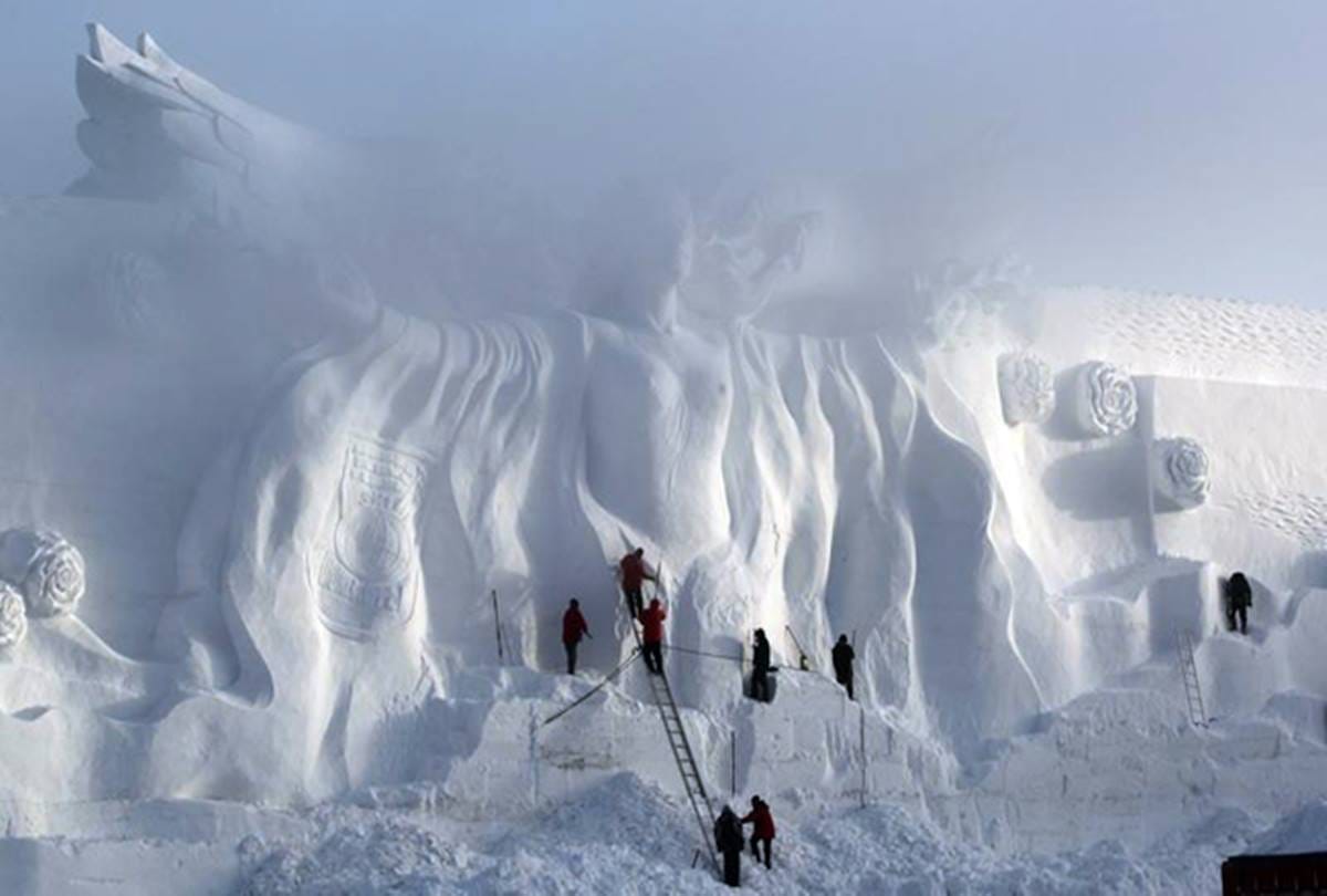 Tourist Here come for looking The mysterious circle of ice 