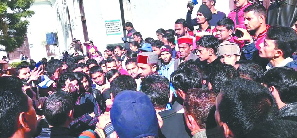 चंबा अस्पताल में भर्तियों पर बवाल, युवाओं ने की नारेबाजी