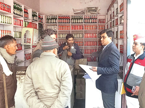 घाटमपुर में बीयर की दुकान पर जांच करते एसडीएम।
