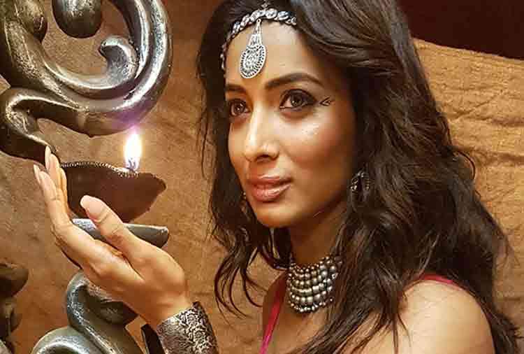 malaika arora item queen heena panchal after topless photoshoot enters in bollywood