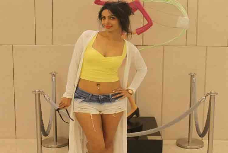 malaika arora item queen heena panchal after topless photoshoot enters in bollywood