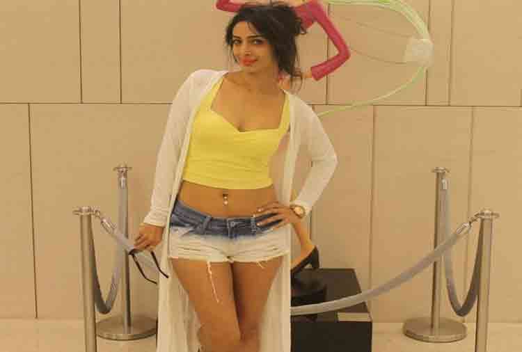 malaika arora item queen heena panchal after topless photoshoot enters in bollywood
