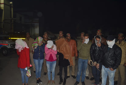 police arrested six young man and 12 girl for sex racket in noida