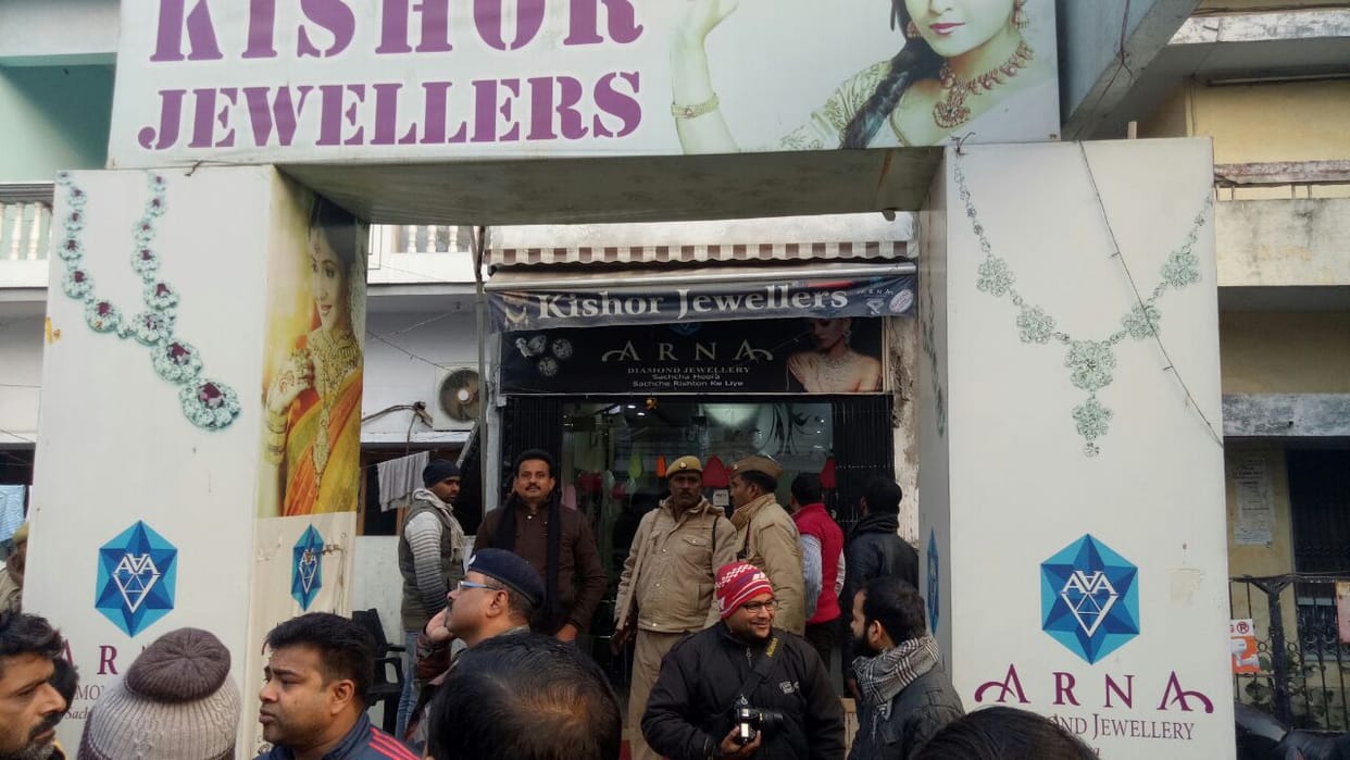 robbers tooted a jewelry shop in Lucknow 