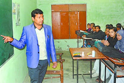 ias officer taken class in school of gonda district 