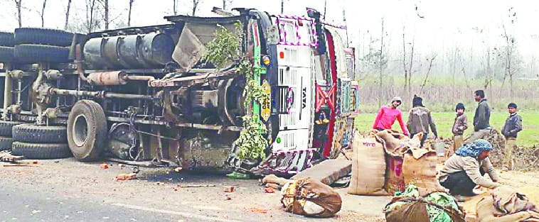 Vehicle collided in fog, death of one, many ghazals