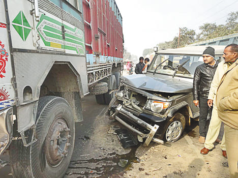 हादसे के बाद मौके पर खड़ा ट्रक और उसके बगल में क्षतिग्रस्त बोलेरो।