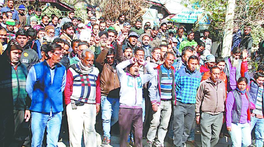 shopkeepers obstinate to remove temporary shops