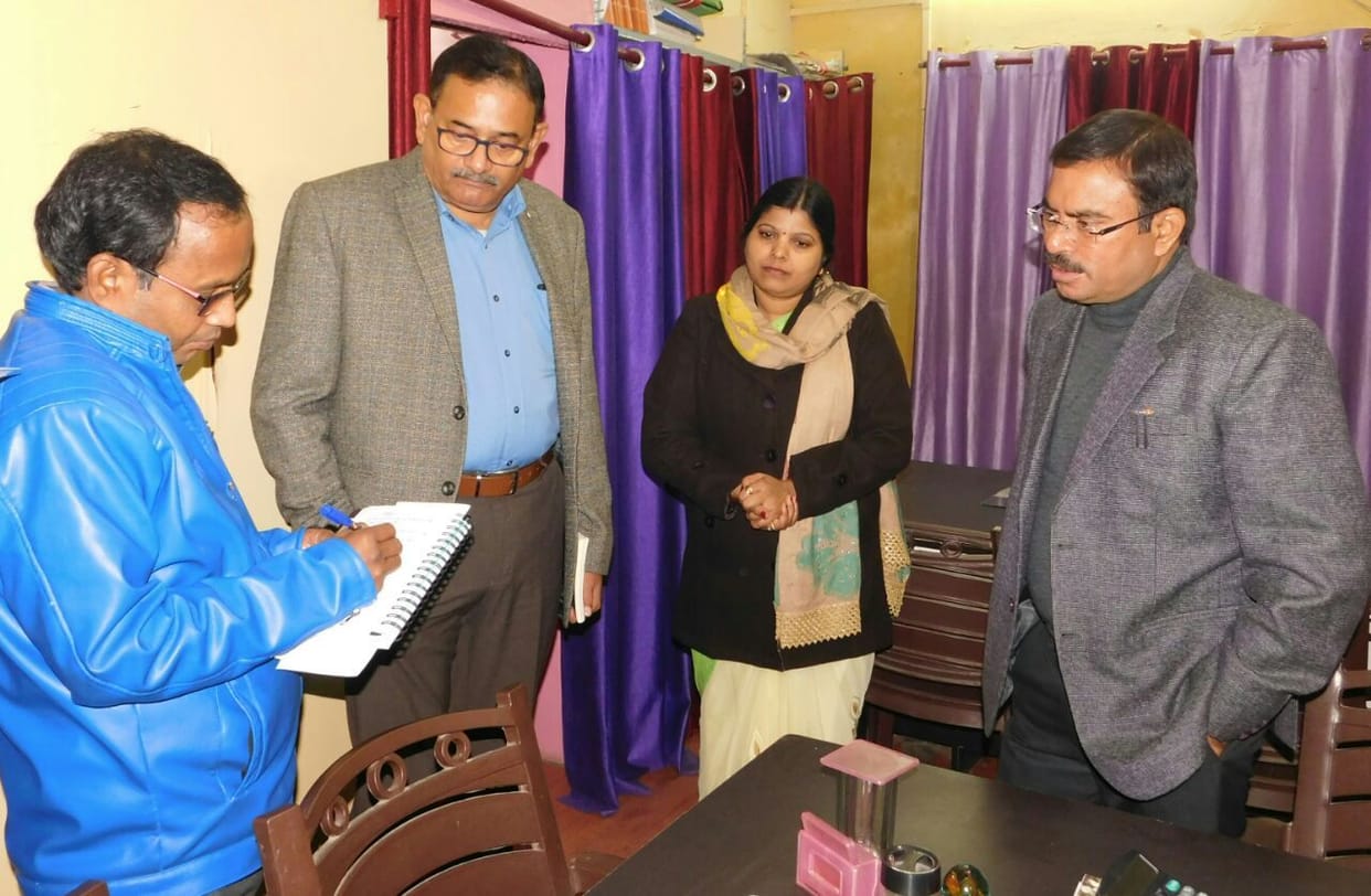 लापरवाही पर सीएचसी अधीक्षक और फार्मासिस्ट का रोका वेतन