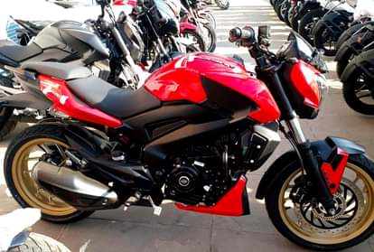 देहरादून डीलरशिप पर नई Bajaj Dominar 400 